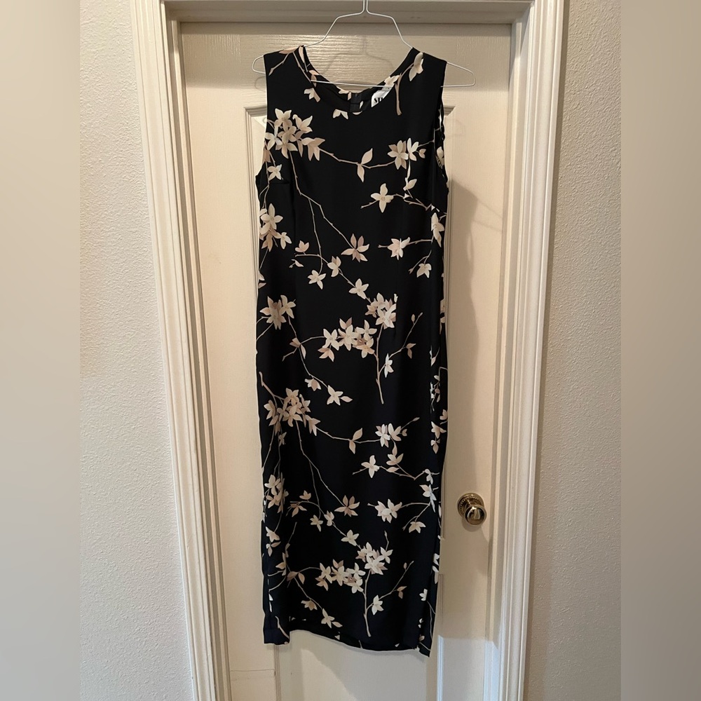 Studio I Black Sleeveless Maxi Dress with a Floral Pattern in Size 16